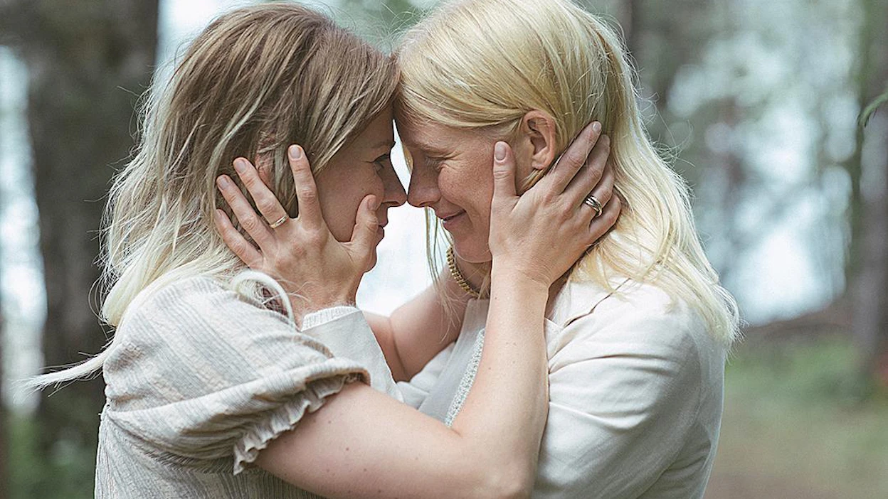 Emmi Parviainen ja Laura Birn näyttelevät ystävyksiä, joiden läheisyyteen jää katvealueita.