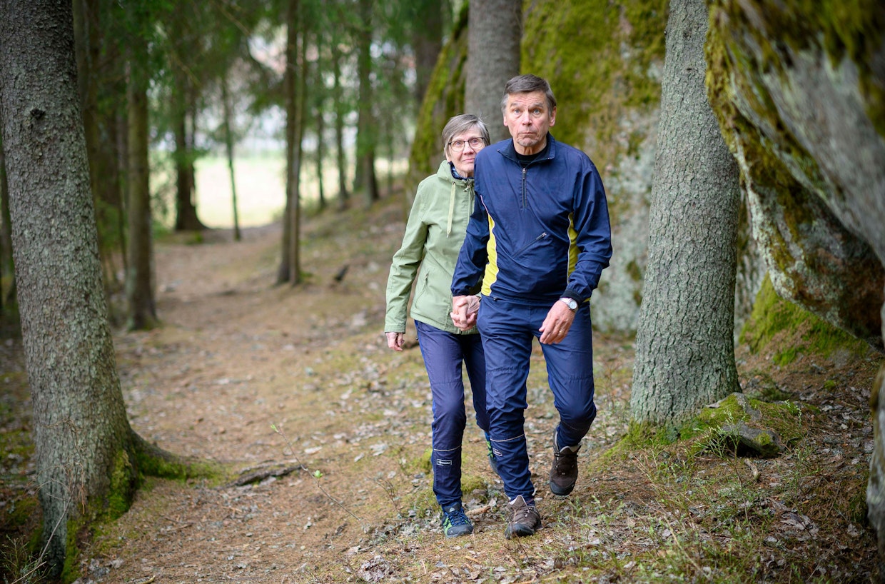 Varsinais-Suomen avokalliot ovat Liisa ja Tuomo Peltolan suosikkimaastoja, kuten tämä heidän kotinsa takapihalta näkyvä kallio.
