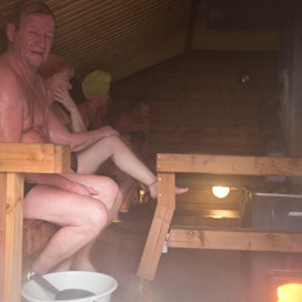 Kaksikymmentä vuotta kestäneessä seurantatutkimuksessa kävi ilmi, että useita kertoja viikossa saunovilla miehillä oli selvästi pienempi todennäköisyys saada dementiadiagnoosi kuin kerran viikossa saunovilla.