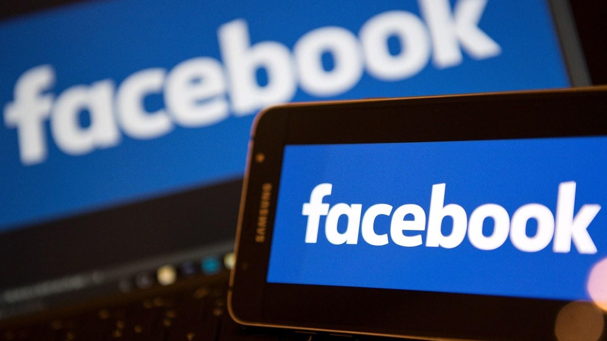 Facebook alkaa muun muassa testata toimintoa, jossa käyttäjät voivat raportoida valeuutiseksi epäilemästään linkistä. LEHTIKUVA/AFP