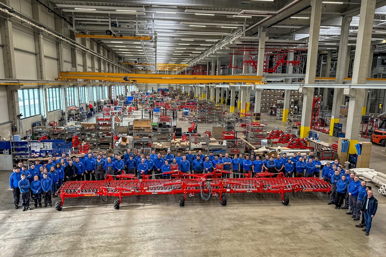 Uuden pintakäsittely- ja kokoonpanohalli on pohjamitoitltaan 75x175 metriä. Käytössä on laajennuksen jälkeen yhteensä tilaa katon alla 70 000 m², josta sisätiloja on noin 30 000 m².