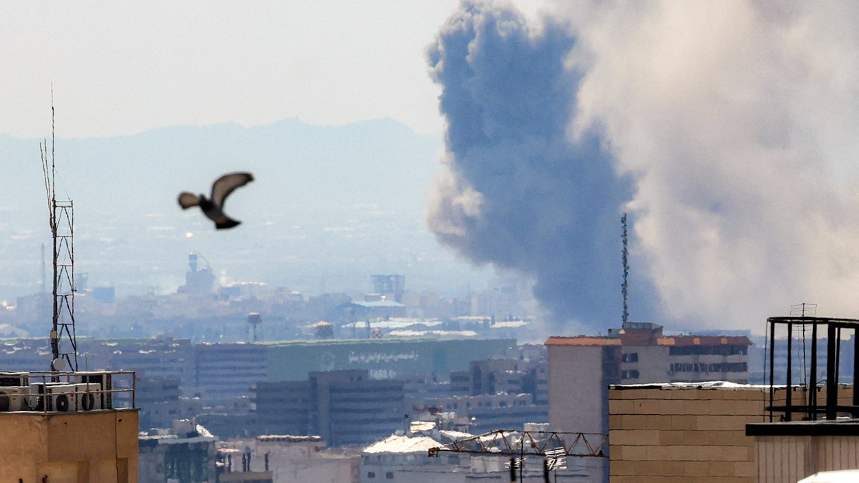 Iranissa savua kohosi iskujen jäljiltä pääkaupunki Teheranin ylle tiistaina. AFP/LEHTIKUVA.