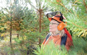 ”Olen antanut metsästysseuralle luvan metsästää maillani. Hirvituhoilta ei voi silti kokonaan välttyä. Jätänkin mäntytaimikot hieman ylitiheiksi”, Kirsi Uotila sanoo.