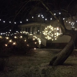 Jouluvalot tuovat tunnelmaa pimeään talveen ja kuluttavat vähän sähköä, jos niissä käytetään led-lamppuja.