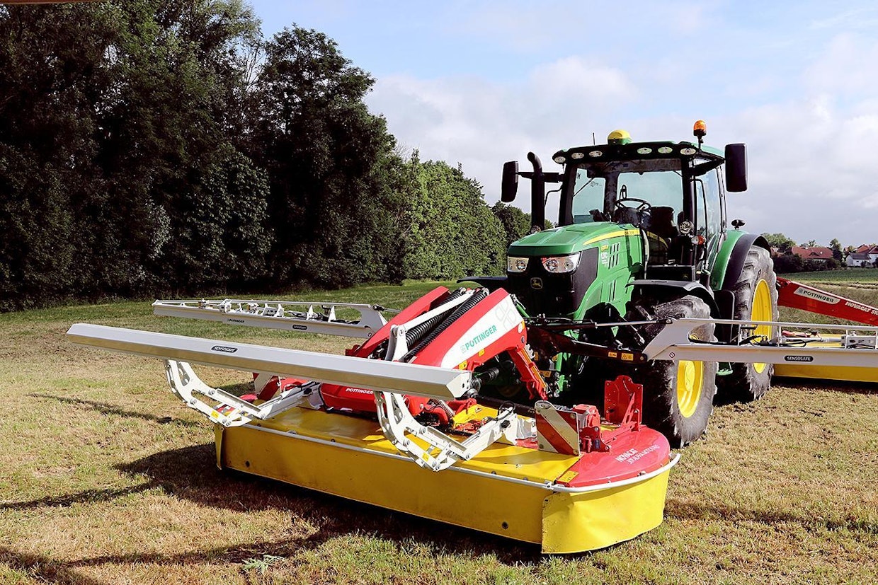 Sensosafe-infrapunasensori tunnistaa eläimet pellosta, varoittaa kuljettajaa ja nostaa etukoneen ilmaan painekellon avulla. Jarrutus kuljettajan on tehtävä itse, sillä TIM (Tractor Implement Management) ei voi sitä tehdä.
