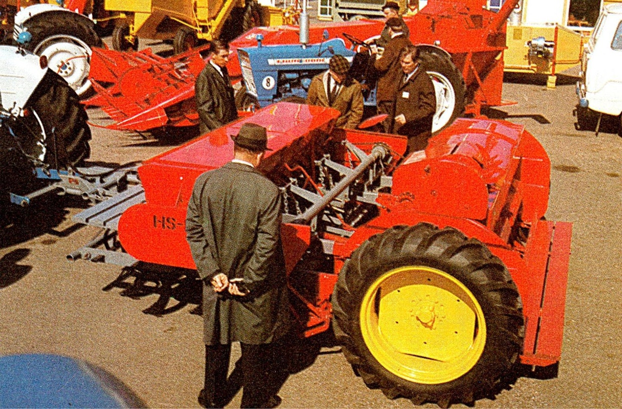 Tässä Combia ihmetellään Työtehoseuran näyttelyssä vuonna 1969, jolloin sen valmistus oli jo siirtynyt loimaalaiselle Kurpan Konepajalle. Pellolla Combi oli toiminnoiltaan ylivoimainen, mutta sen hallinta oli kömpelöä, siirtoihin tarvittiin avarat reitit ja se maksoi yli kaksi kertaa enemmän kuin 3-metriset nostolaitekoneet, eli lähes saman verran kuin taustalla näkyvä Ford 3000.