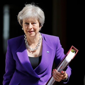 Osa ministereistä on suhtautunut epäillen Mayn ehdotuksiin, jotka pitäisivät Britannian läheisesti kytköksissä EU:hun. LEHTIKUVA/AFP