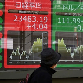 Tokiossa pörssit olivat kiinni vapaapäivän takia, Hongkongissa indeksi oli aamulla noin prosentin laskussa.  LEHTIKUVA/AFP