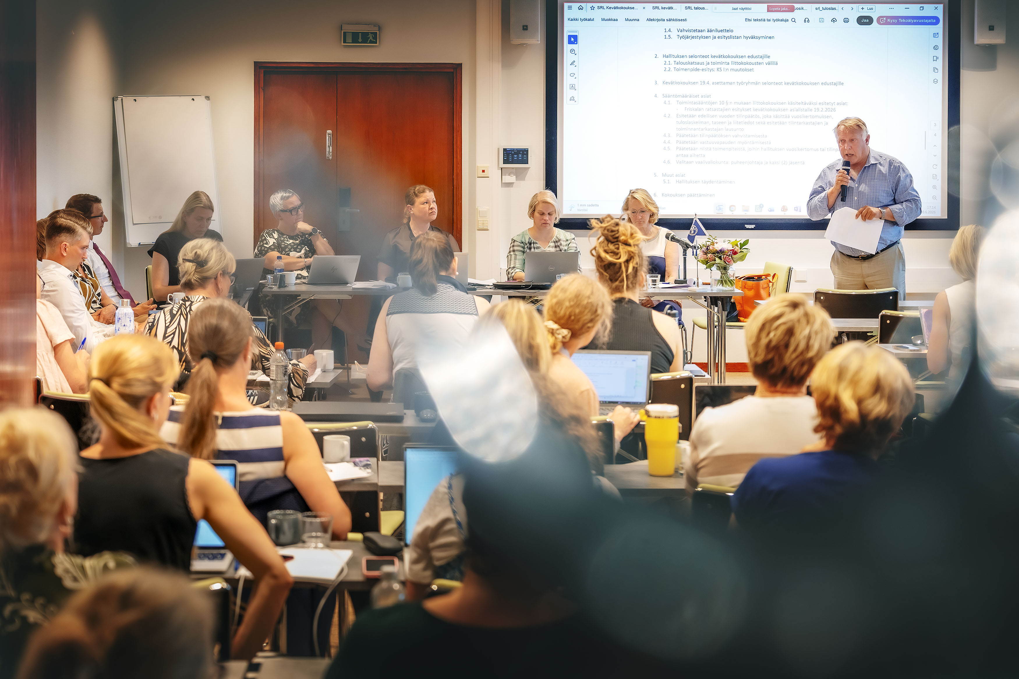 Tarkastustyöryhmän vetäjä Håkan Wahlman esitteli ryhmän havaintoja.