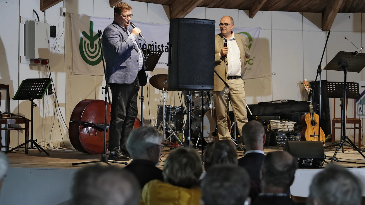 Maaseudun Tulevaisuuden päätoimittaja Jouni Kemppainen ja MTK:n metsävaltuuskunnan puheenjohtaja Mikko Tiirola keskustelivat ajankohtaisesta metsäpolitiikasta eilen perjantaina Heinävedellä.