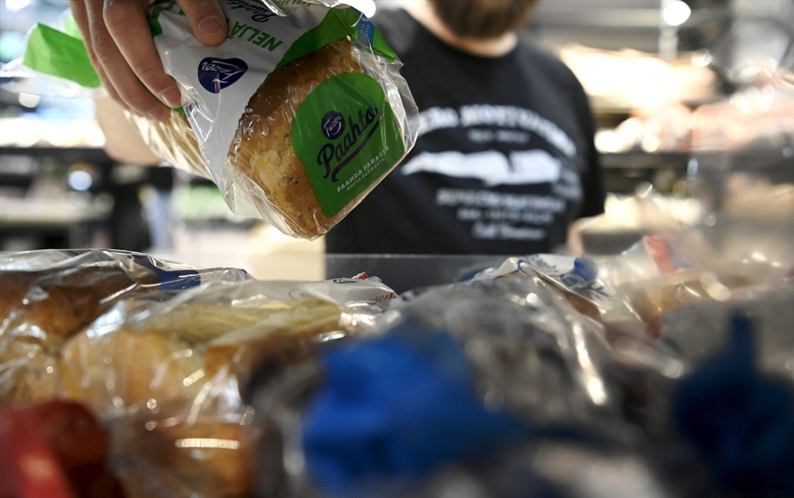 Asiakas ottaa paahtoleipää ruokakoriinsa helsinkiläismarketissa. LEHTIKUVA / SAARA PELTOLA.