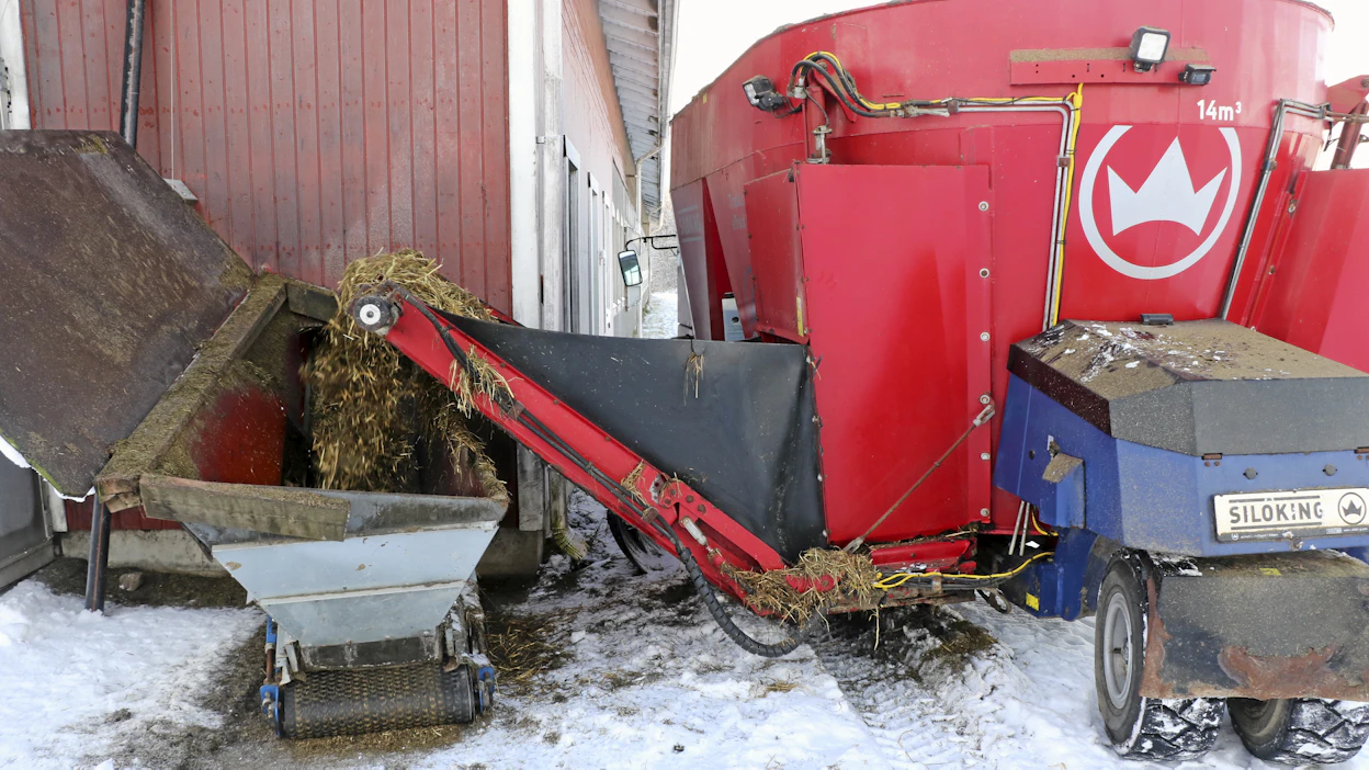 Lypsäville toimitettava rehu puretaan kuljettimelle, josta se päätyy täyttöpöydälle. Täyttöpöydälle sopii parin päivän rehut. Purkupaikalle ajetaan etuperin ja tarkka paikka nähdään kameran avulla.