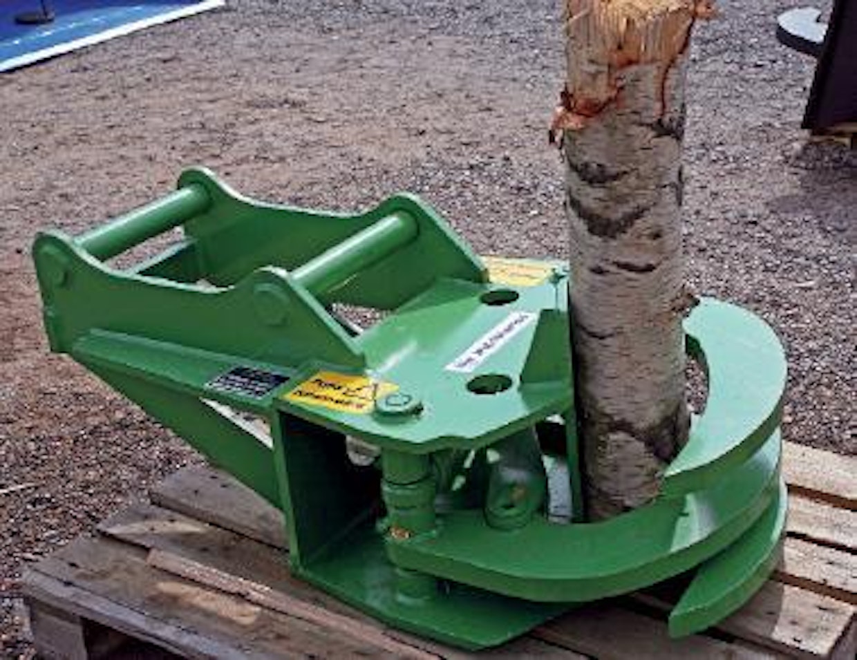 PH-Works Oy:n kehittämä EPK-65-energiakoura puristaa kourillaan maksimissaan 20-senttisen puun poikki katkaisuterää vasten. Koura avautuu 65 cm, joten joukkokäsittelystäkin voidaan puhua.