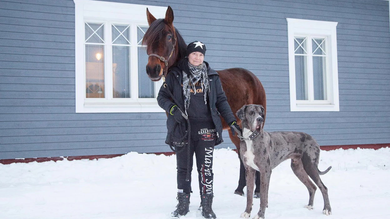 Elämänsä hevosen Boryn ja talonvahti Kromin kanssa poseeraavan Kirsi Nikan elämässä puhaltavat uudet tuulet. "Talo on myynnissä ja isäntä hakusessa."