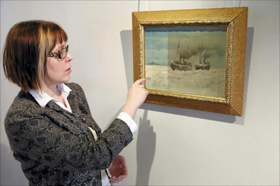 Kopio Kleinehin teoksesta Jäämurtaja Murtaja on saanut uutta ilmettä osittaisessa puhdistuksessa, tutkija-konservaattori Päivi Kyllönen-Kunnas Oulun taidemuseosta näyttää. Pekka Fali