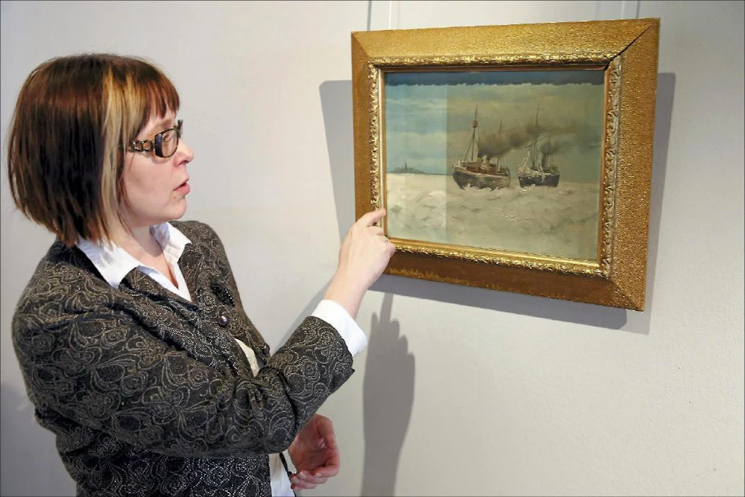 Kopio Kleinehin teoksesta Jäämurtaja Murtaja on saanut uutta ilmettä osittaisessa puhdistuksessa, tutkija-konservaattori Päivi Kyllönen-Kunnas Oulun taidemuseosta näyttää. Pekka Fali