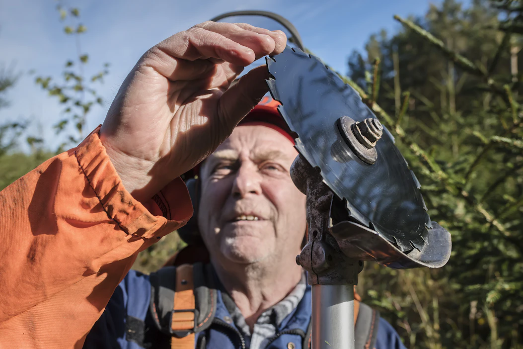 Raivaussaha vetää yhä puoleensa viime vuonna eläkkeelle jäänyttä Seppo Perkiötä. Etelä-Pohjanmaan metsänhoitoyhdistykselle satunnaisesti töitä tekevä 65-vuotias metsuri tarkisti viime viikolla sahan kunnon sen jälkeen, kun terä oli hipaissut heinikossa piilotellutta kiveä.