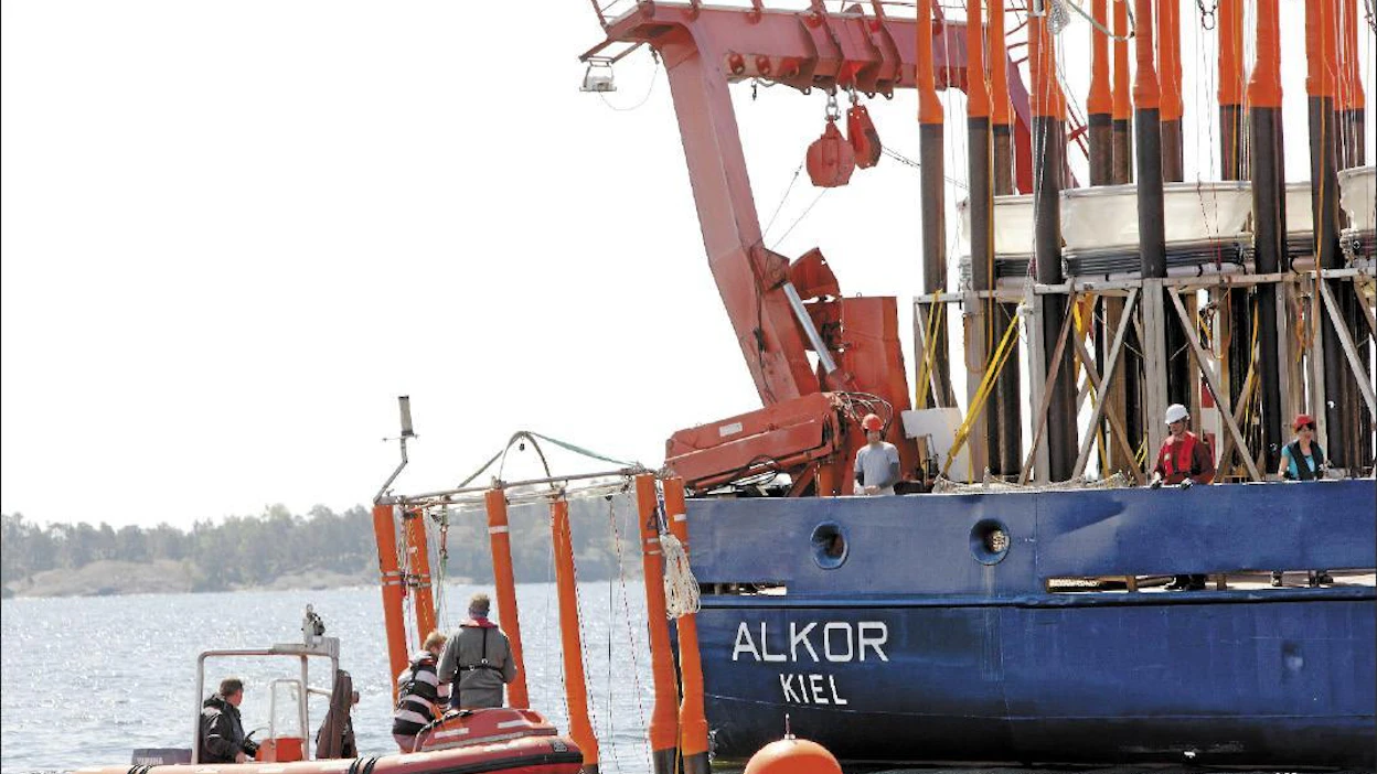 Saksalainen tutkimusryhmä asentaa mesokosmeiksi kutsuttuja koelaitteita Tvärminnen eläintieteellisen aseman edustalle. Laitteilla tutkitaan happamoitumisen vaikutusta meren eliöihin. Rosemarie Särkkä