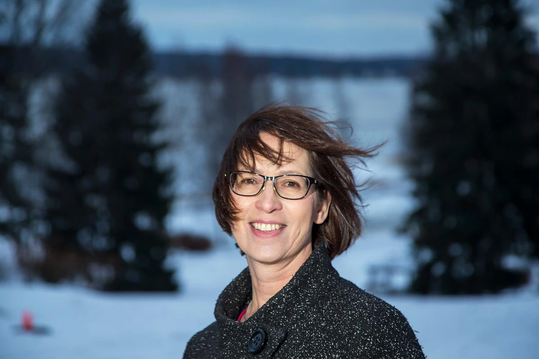 "Lapselle ja nuorelle on opetettava itsensä arvostamisesta ja läheisyyden rajoista", Essayah painottaa.