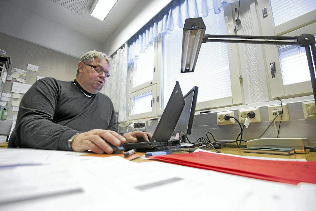 KA-MU Oy:n toimitusjohtaja Juha Järvi saa käyttöönsä yrityksen toimitiloihin aikoinaan asennetun seutuverkon Soneran lankayhteyksien tilalle. Seutuverkko hyödyntää valokuituteknologiaa.