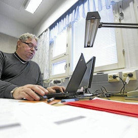 KA-MU Oy:n toimitusjohtaja Juha Järvi saa käyttöönsä yrityksen toimitiloihin aikoinaan asennetun seutuverkon Soneran lankayhteyksien tilalle. Seutuverkko hyödyntää valokuituteknologiaa.