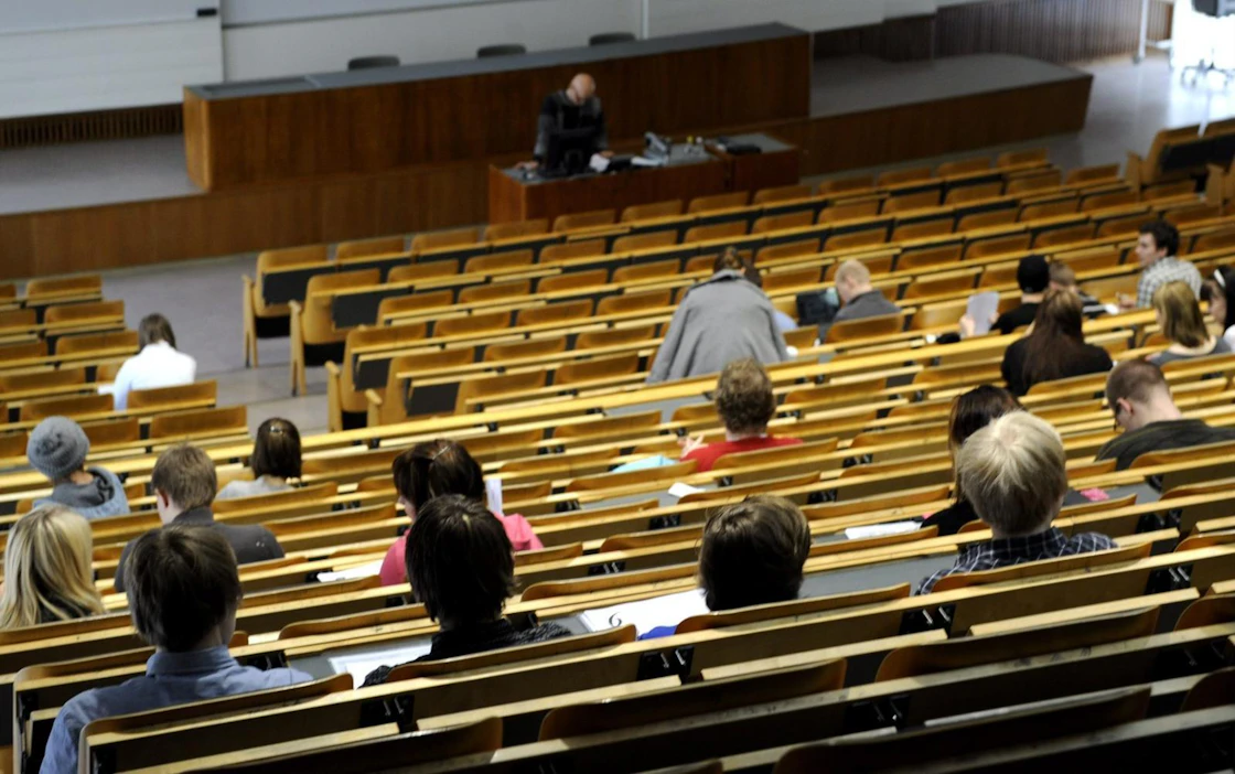 OECD:n mukaan Suomen korkeakoulujärjestelmä on yksi valikoivimmista, mikä viivästyttää opintojen aloittamista.