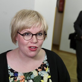 Annika Saarikko (kesk.) pitää Kelan pääjohtaja Elli Aaltosen kommentteja tärkeinä keskustelunavauksina.