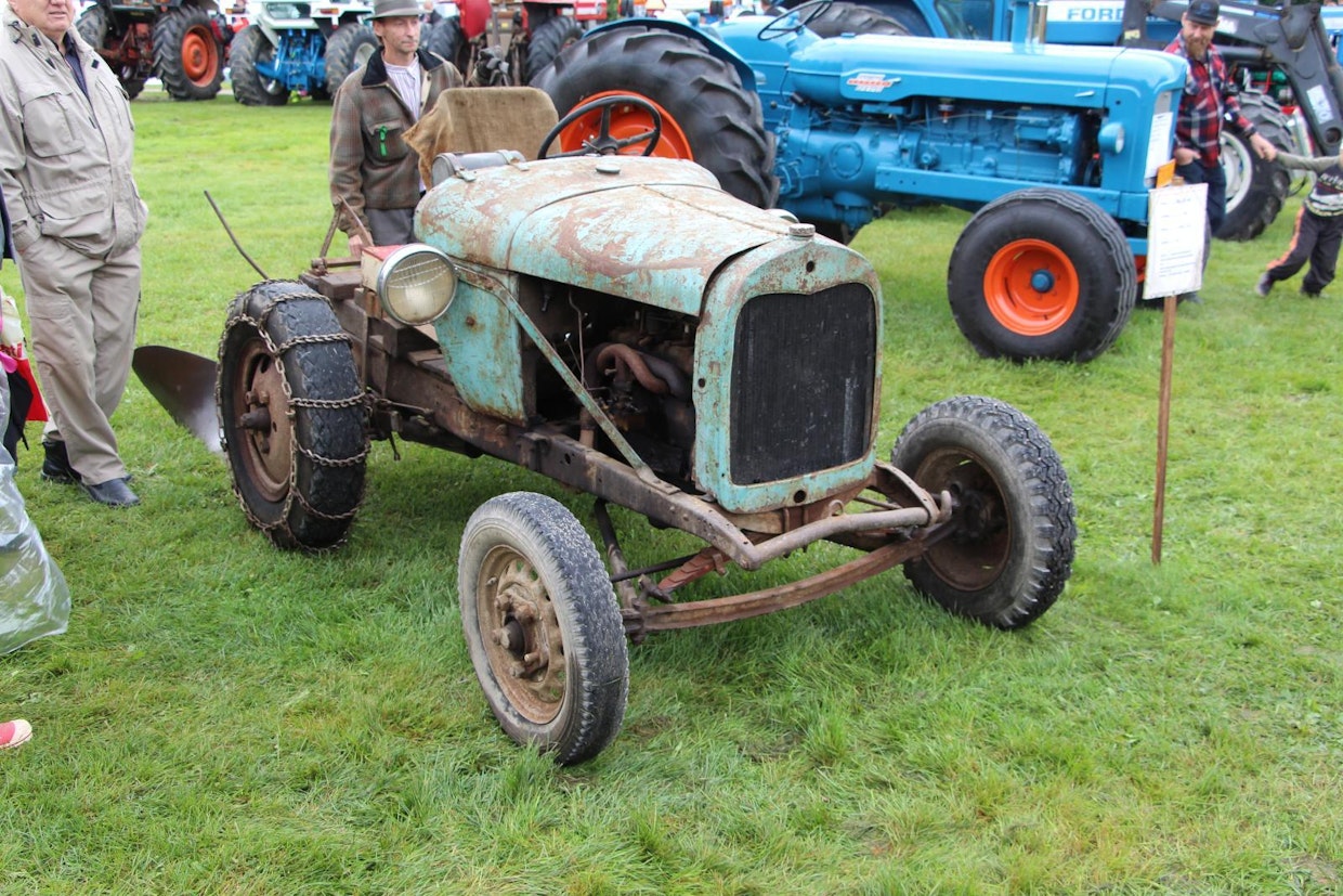 Henkilö- ja kuorma-autoja muunneltiin innokkaasti traktoreiksi etenkin 1930-luvulla. Suomessa oli oikein alalle vihkiytyneitä pajoja, merkittävin toimija lienee ollut Paraisilla Erikssonin konepaja, joka vuosina 193648 kokosi noin 60 enimmäkseen Ford-pohjaista Ideal-traktoria. Nämä vetokoneet on tehty pienemmissä verstaissa: paremmassa maalissa olevan laitteen pohjana on Fordin AA-mallin kuorma-auto vuodelta 1930, pienemmillä etupyörillä varustettu traktori on tehty Fordin A-mallin henkilöautosta, vuosimallia 1928. (Oulainen ja Riihimäki)