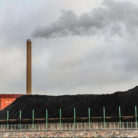 Hiilidioksidia tupruaa ilmaan yhä kiihtyvällä vauhdilla. Kuvassa hiilivoimala Helsingin Hanasaaressa.