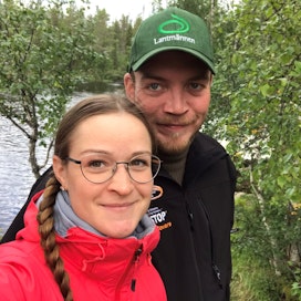 Savonlinnan Kiviapajalla asuva maitotilallinen Anna-Reetta löysi ohjelmasta Kalevin, jolla on myös maataloustaustaa. Kesällä he tekivät yhteisen reissun pohjoiseen.