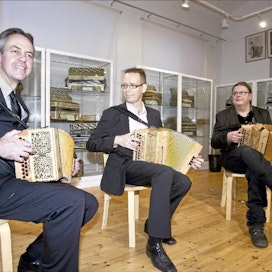 Kevin Friedrich, Kimmo Mattila ja Aaro Luukinen tapailevat ensimmäisiä säveliä kauripuisilla harmonikoilla. Kaksi soittimista on nyt matkalla Uuteen-Seelantiin. Rami Marjamäki