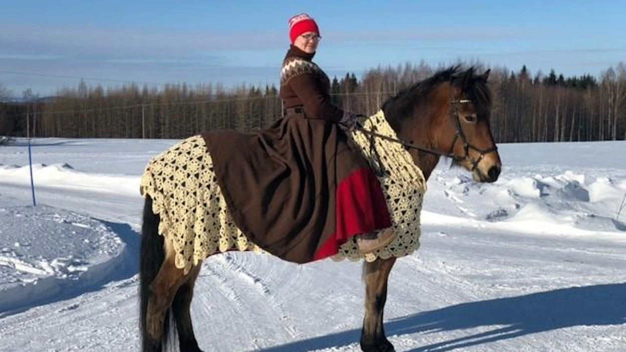Ihan itse tehden hienoina: Elli Sirviön päällä omatekoinen ratsastusvillahame ja Meijän Ilonalla otsapanta ja pitsiloimi. Lisähuomautuksena Sirviö toteaa olleensa ilman kypärää selässä vain kuvauksen ajan.