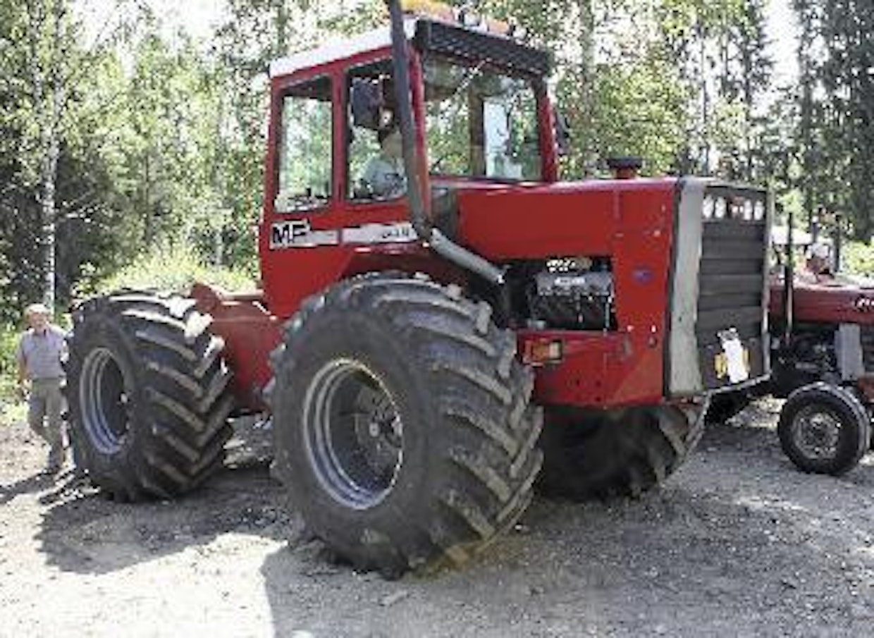 Runko-ohjattu Massey-Ferguson 1505 on varustettu 10,4-litraisella, 185-hevosvoimaisella Caterpillar V8-dieselillä. Painoa suurella jenkkitraktorilla on suunnilleen kahdeksan tonnia täydessä sotisovassa. Näitä vuosina 1974–77 valmistettuja jättiläisiä on tuotu 80-luvulta lähtien käytettyinä lähinnä Englannista. Tämä kone on palvellut mm. lavetin vetäjänä. (Puhos)