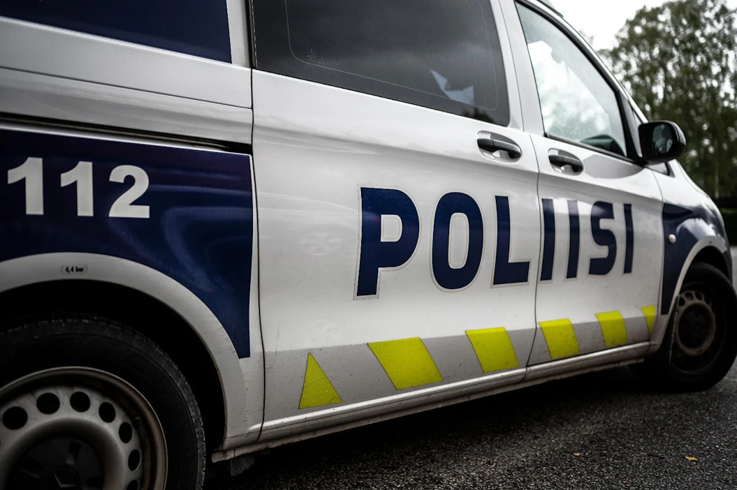 Kokoomuksen poliisitaustaiset kansanedustajat uskovat, että poliisien määrä laskee ensi vuonna rahoitusvajeen takia.