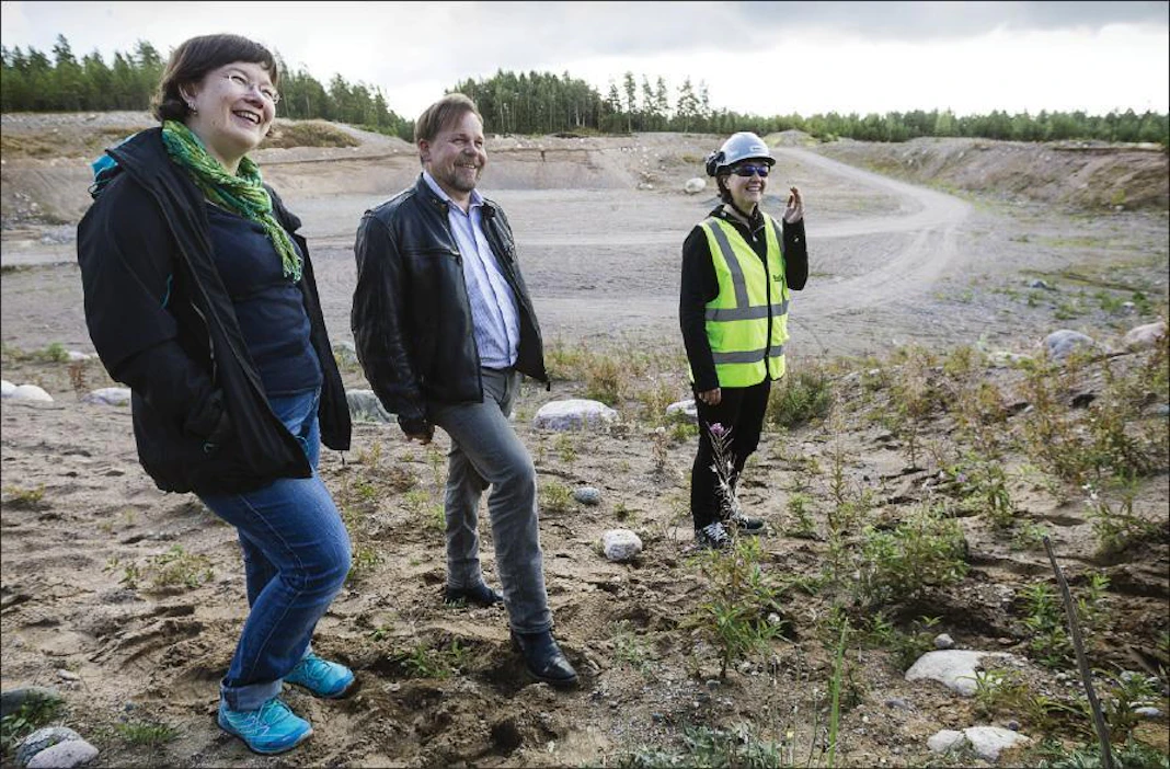 Minna Pekkonen, Petri Ahlroth ja Maiju Räsänen iloitsevat hietaneilikan menestyksestä uudella kasvupaikallaan. Kari Salonen