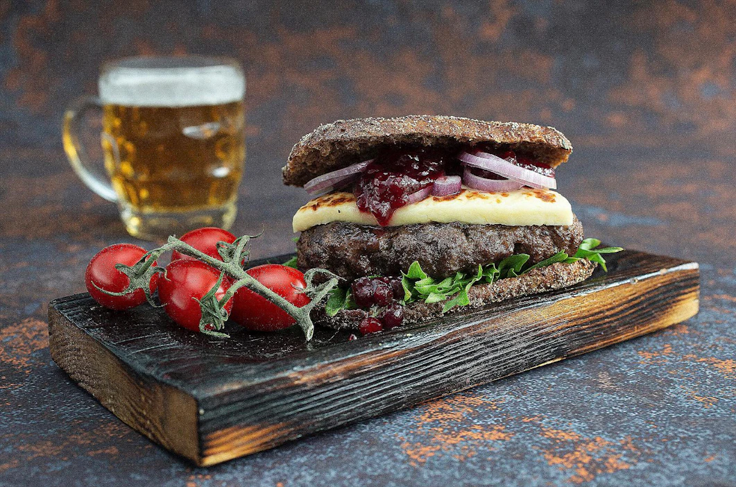 Ruisleipä, hirvenliha, leipäjuusto ja puolukka – onko olemassa suomalaisempaa ja herkullisempaa burgeria?