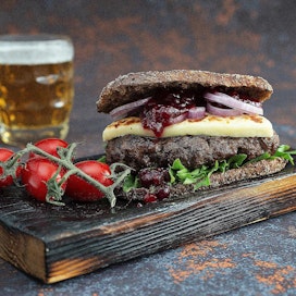 Ruisleipä, hirvenliha, leipäjuusto ja puolukka – onko olemassa suomalaisempaa ja herkullisempaa burgeria?