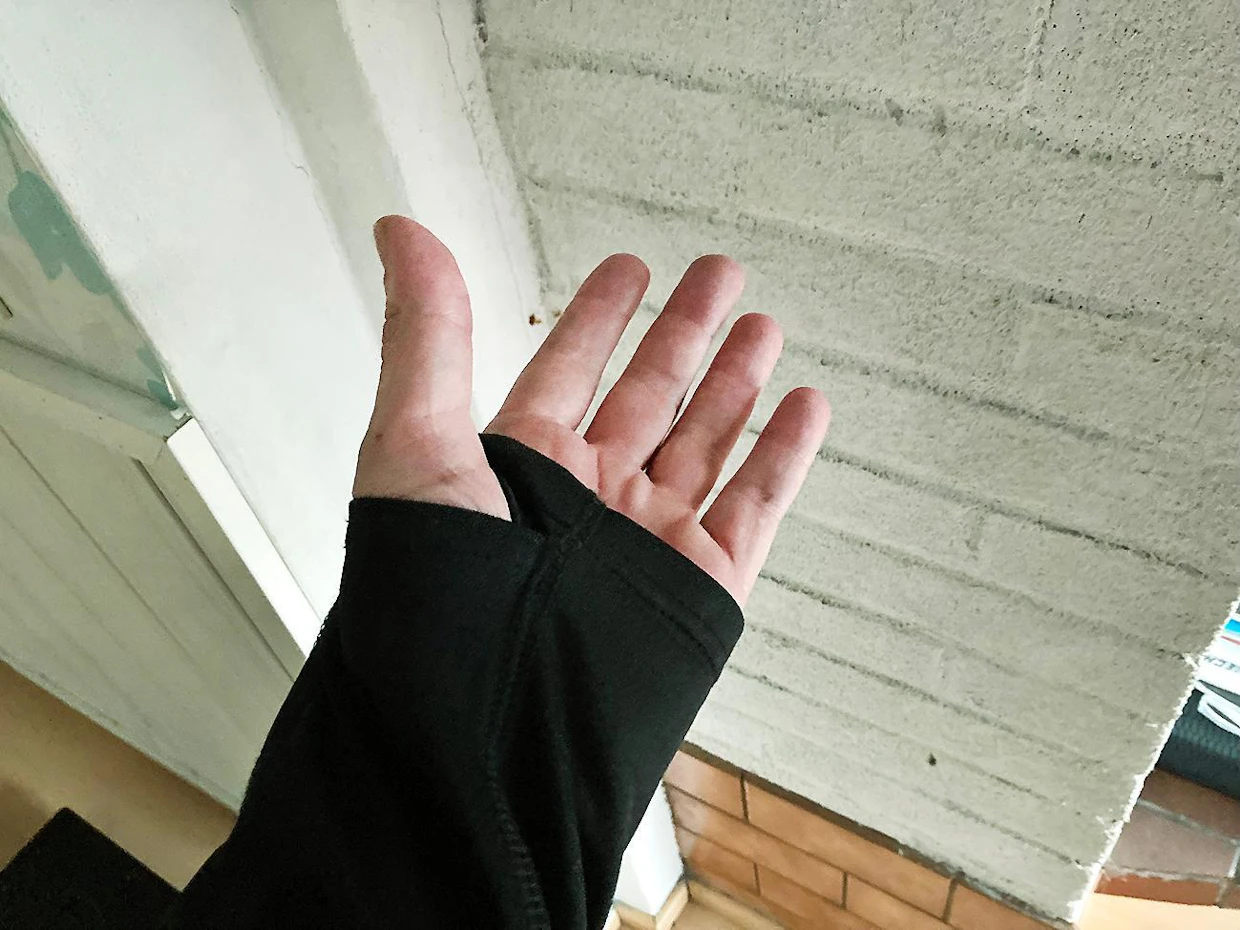 Hihat ovat riittävän pitkät ja myös kämmenille riittää kangasta.
