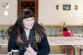 Emilia Nikkilä kannustaa äitejä lähtemään äitiyslomalla neljän seinän sisältä ulos ja tutustumaan muihin äiteihin. "Samat naamat ovat sitten tuttuja päiväkodissa, eskarissa ja koulutiellä. Siitä on hyötyä."