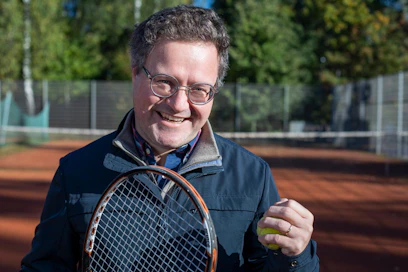 Monia pallopelejä harrastanut Alberto Claramunt pelaa sarjatennistä Keravan Tennisseuran riveissä III-divisioonassa.