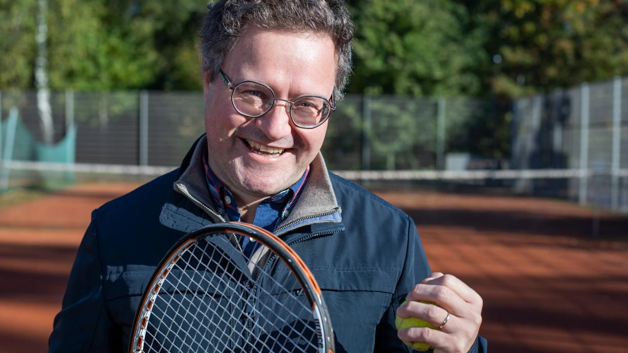 Monia pallopelejä harrastanut Alberto Claramunt pelaa sarjatennistä Keravan Tennisseuran riveissä III-divisioonassa.