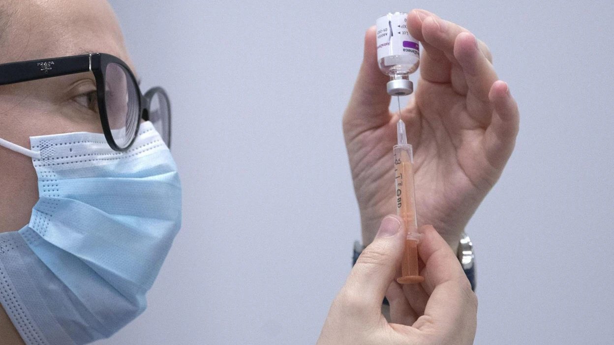 Viranomaisten mukaan yhtiön tulee muun muassa toimittaa lisää tietoja kolmosvaiheen kliinisistä tutkimuksista, jotka ovat parhaillaan käynnissä Pohjois- ja Etelä-Amerikassa. LEHTIKUVA / AFP