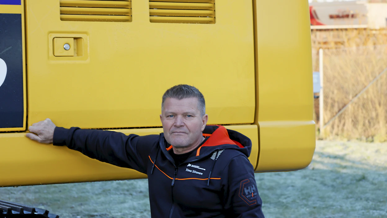 Timo Siironen aloitti maarakennustyöt ajamalla tietyömaalla puskutraktoria.