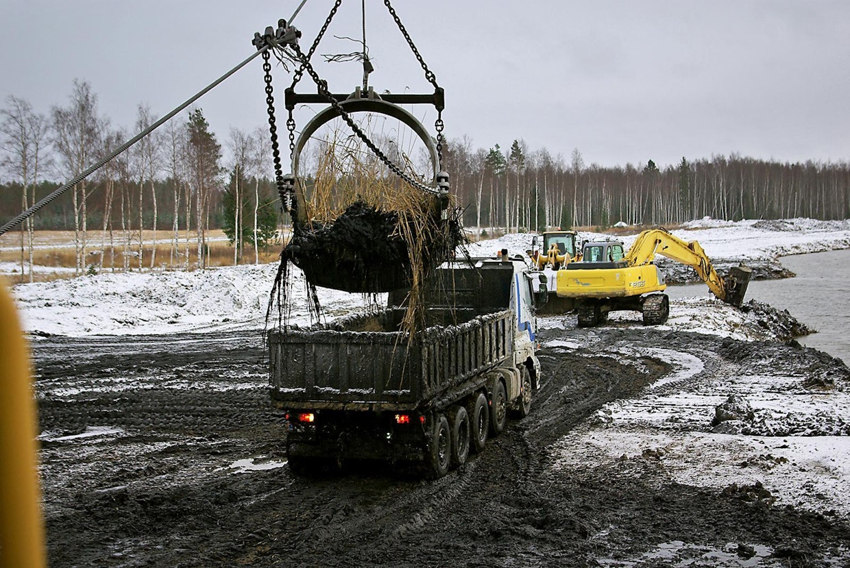 Kuorma-auton lava näyttää pieneltä, kun kolmen kuution laahakauha lähestyy lavaa. Isolla kauhalla kuorman teossa ei mene kauan. Täyteen kuormaan tarvitaan kolmesta kuuteen kauhallista.