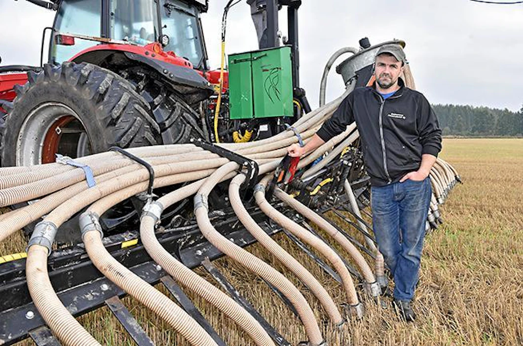 Agronicin vetoletkulevityslaitteen työleveys on 12 metriä. Letkua koneessa on 2 000 metriä. Laahavantailla traktorin tehon tarve on noin 200 hevosvoimaa. Pumppua pyörittävässä traktorissa tehoa saa olla 250 hevosvoimaa.
