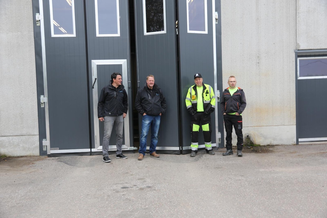 Pro Door:in Heikki Löppönen ja Jukka Hiiri sekä Kuormaus ja Kuljetuksen Toni Laitinen ja Erkki Huuskonen ovat uusiin oviin erittäin tyytyväisiä.
