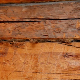 Tanskan talon vanhin osa on peräisin 1800-luvulta. Olohuoneessa vanhat hirret elävöittävät yhtä seinää.