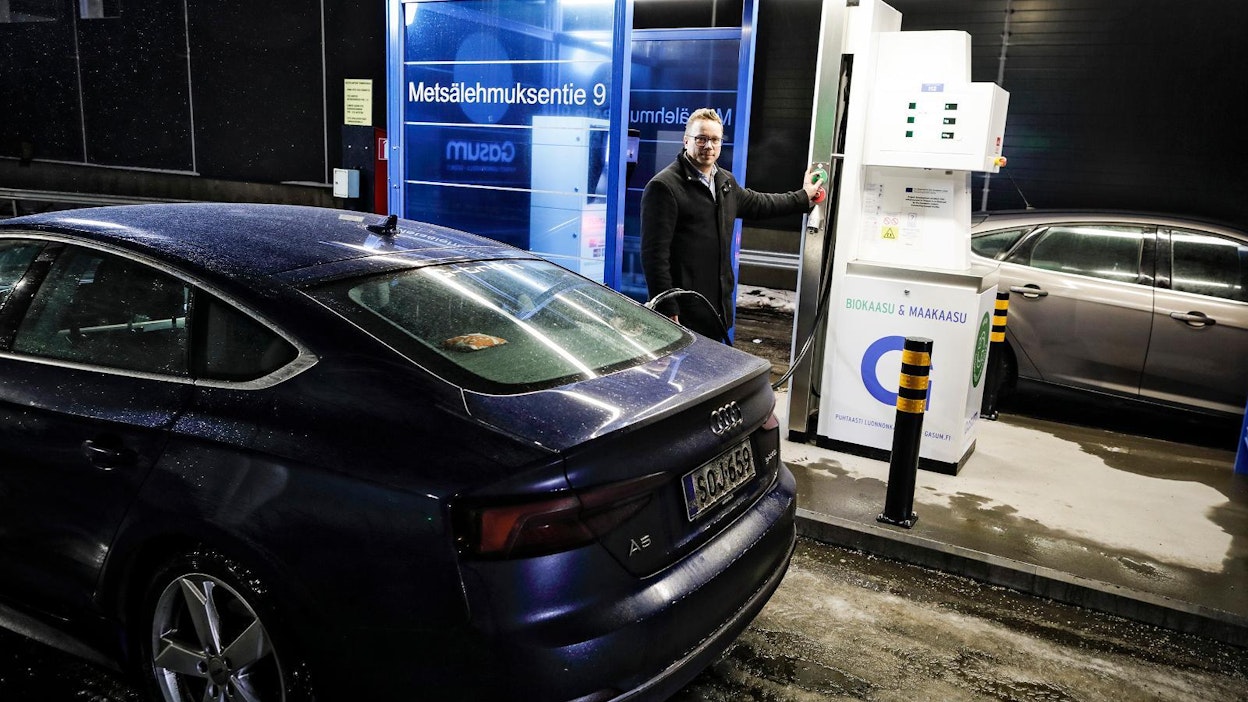 Suomen Kaasuautoilijat ry:n puheenjohtaja Jani Hautaluoma tankkasi biokaasua autoonsa Gasumin Jyväskylässä sijaitsevassa tankkauspisteessä viime torstaina matkalla Kainuusta Uudellemaalle.