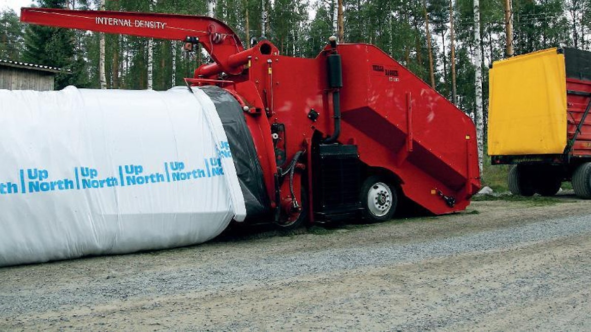 Moottori on täyttöelevaattorin ja roottorin alla. Rehun pakkaustiiviyttä säädetään osin paineilmajarrujen ja osin jarruttavan vaijerisilmukan avulla. Säilörehutuubin voi tehdä vaikka tien reunaan, kuten kuvassa.