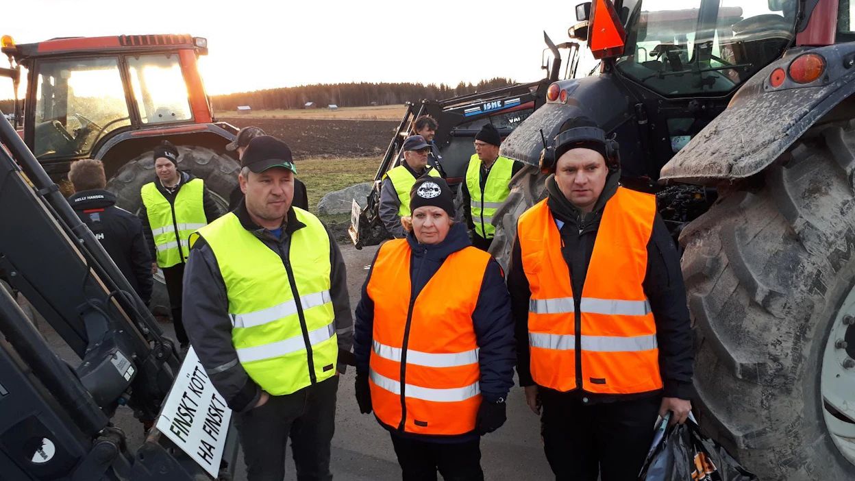 Mustasaaren Koivulahden tuottajayhdistyksen väki kokoontui aamulla traktoreineen paikallisella huoltoasemalla. Kent Wiklund (vas.), Johanna Nyman ja Johnny Enström (vas.) pitävät viljan maahantuontia Ruotsista käsittämättömänä ratkaisuna.